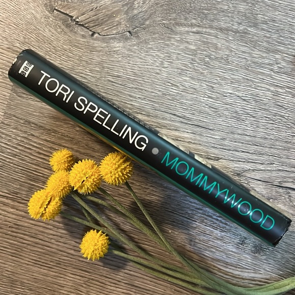 📚 2/$21 BOOKS!! 📚 Tori Spelling - Mommywood 2009 coffee table book - Picture 5 of 10